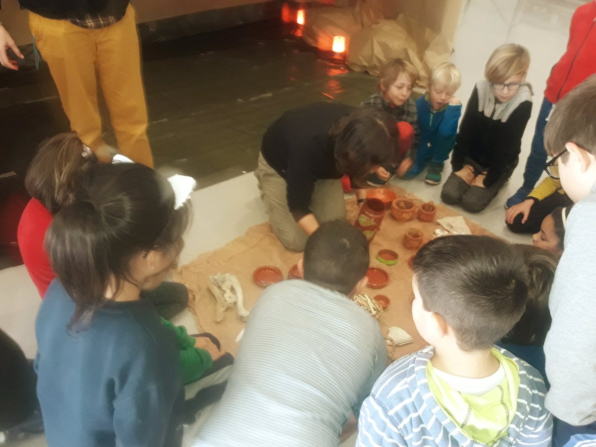 bibliosfelanitx's tweet photo. Encetam el taller de pintures prehistòriques amb @Projecte_Closos a la @Biblioportclm d' @AjFelanitx https://t.co/uy4W82M59r
