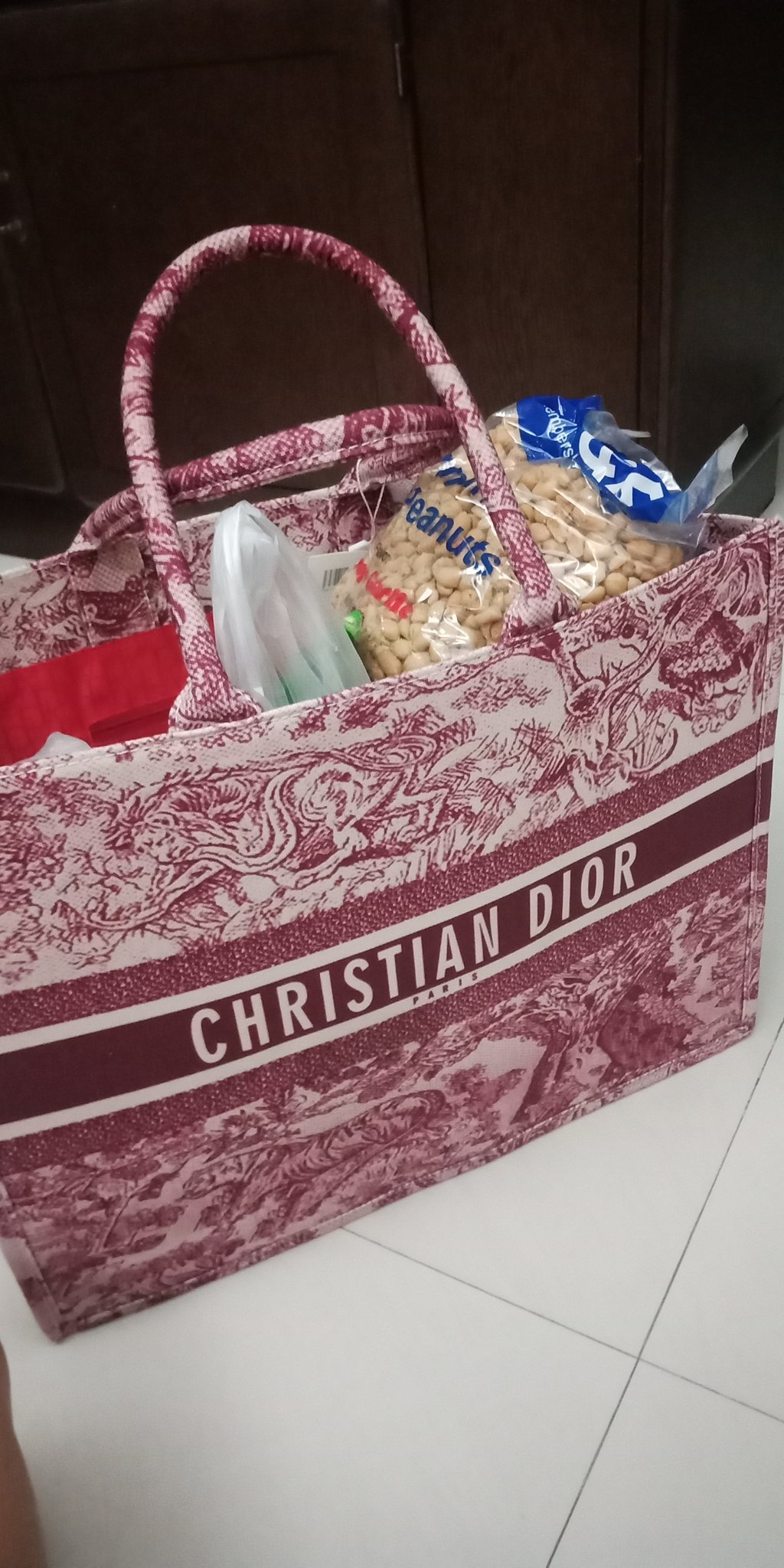 Rob on X: So my mom bought a new bag Mom: Diba cute siya pang