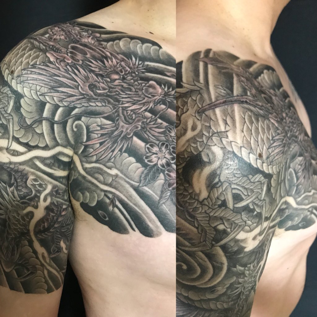 刺青 仙台タトゥースタジオ昌芳 Twitter પર 昨夜のお仕事です ブラックアンドグレーの雲竜です とりあえず片腕が完成ですね 左腕は洋彫りなので ま 来年ですね 直すのは 仙台タトゥー 和彫 東北仙台タトゥー 仙台まさよし 刺青 創作和彫