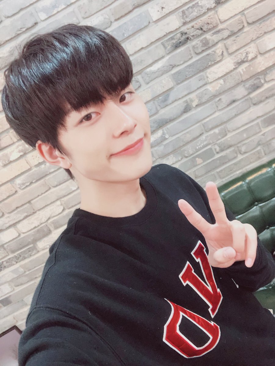 [#유선호] 브이앱때 찍었던거~~ 여러분 진짜 감기조심해요ㅠㅠ 이번 감기 최악💦💦 아프면 안돼요 아프면 제가 한대 콩 하러갈게요🐙💀