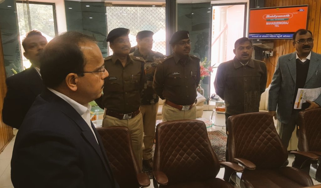 Uppolice's tweet photo. #DGPUP द्वारा स्वयं पहल कर वरिष्ठ पीपीएस अधिकारियों के साथ बैठक कर समस्याओं को गंभीरतापूर्वक सुना। बैठक में शामिल हबीबुल हसन, सर्वेश मिश्रा, विनय चंद्रा, राजेश तिवारी, हरेंद्र कुमार एवं अन्य सदस्यों द्वारा प्रोमोशन, कैडर विसंगति जैसी समस्याओं से अवगत कराया गया।
#UPPoliceWeek18 https://t.co/htJPrDdMpw