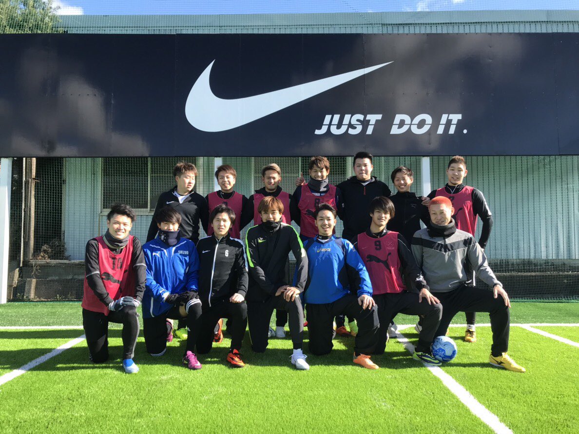 sdzmt's tweet photo. 中学の時みんなでプロになろって言ったメンバーがほんとにプロになってこうやって集まることができました！
やっぱみんなでサッカーやるとたのしいね https://t.co/Y0p0WjY3lD