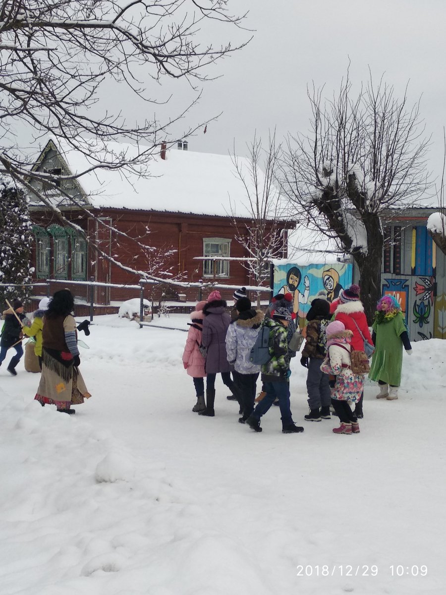 Сказочные герои принимают гостей с. Парское гостевой дом Елены Калачевой.