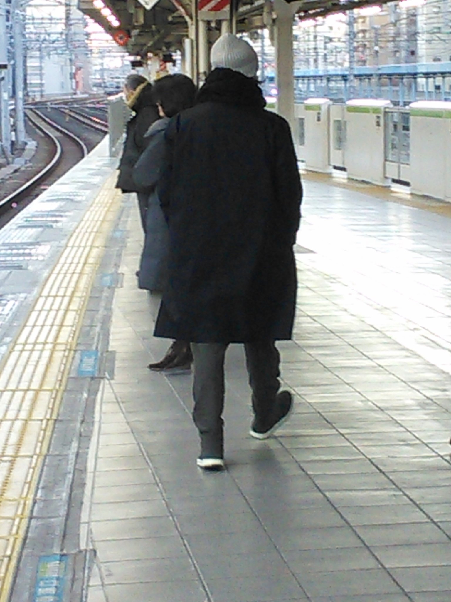 ガー君 この後ろ姿の男は秋葉原駅改札にて人にぶつかって謝らなかったぶつかり魔 改札にて女性を避けようと立ち止まった時にぶつかりました 同じ電車に乗り込んでました 拡散希望 ぶつかり魔 秋葉原駅中央改札口 T Co U25neatkov Twitter