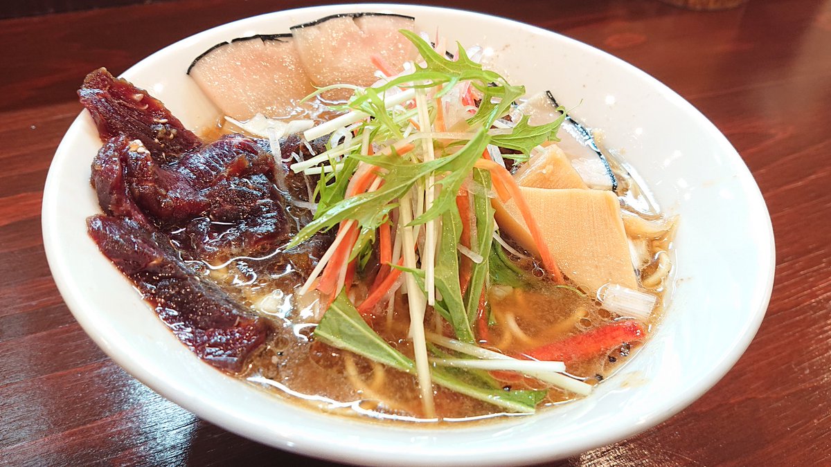 らーめんまん いわしくじららーめん1000円 らーめん五ノ神精肉店 東秋留 29の日限定の食材は鯨 鯨肉汁の醤油味 で鯨油も使用されているのですが思ったより臭く無いです 鯨の赤身と本皮 炊かれたスジ肉がトッピング 本皮が美味いです 卓上のフライド