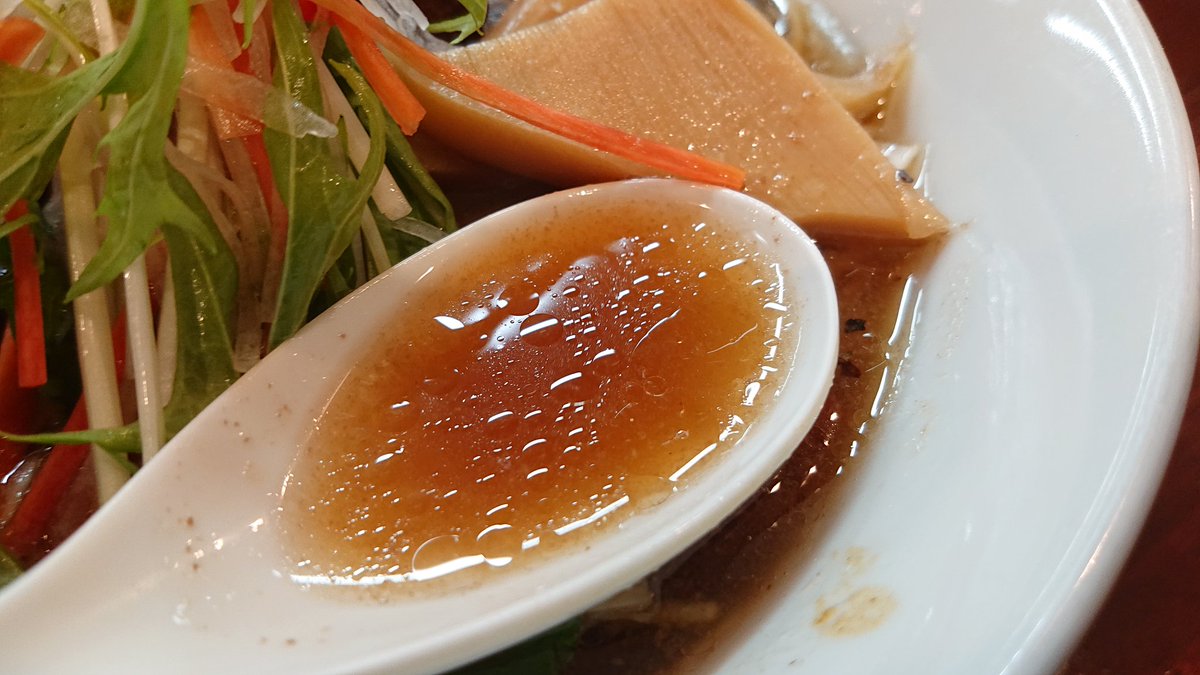 らーめんまん いわしくじららーめん1000円 らーめん五ノ神精肉店 東秋留 29の日限定の食材は鯨 鯨肉汁の醤油味 で鯨油も使用されているのですが思ったより臭く無いです 鯨の赤身と本皮 炊かれたスジ肉がトッピング 本皮が美味いです 卓上のフライド