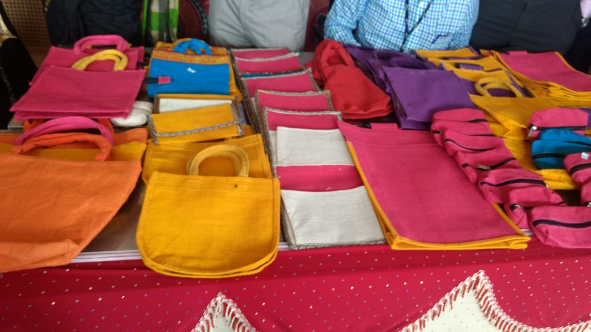 PlasticPolluti9's tweet image. Exhibition and #Sales of #Alternatives to #OneTimeUse #Plastic being promoted by #Collectors in various districts of #TamilNadu to make #PlasticBan successful from#1stJan2019