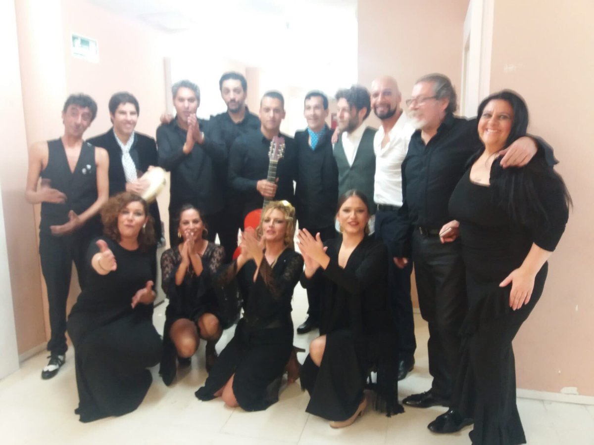ZambombaF's tweet photo. La familia de #zambombaflamenca os da las gracias por acompañarnos un año más y os desea a todos una buena entrada de año. Muchos villancicos, muchos pestiños y mucho arte! ¡Felices fiestas a todos! 💃❤️ https://t.co/TEu0cOvbwT