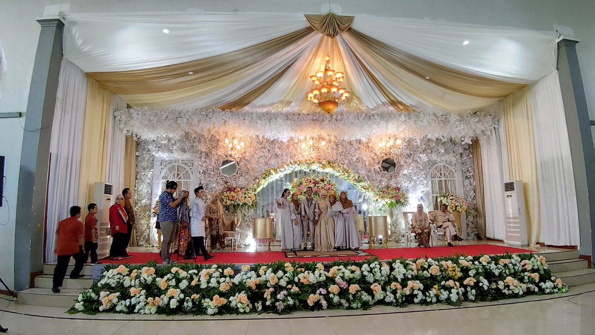 miluvapp's tweet photo. Happy wedding @Gyenymras ♥️ Rio yang telah dipertemukan Allah melalui https://t.co/qgbRJRD5nc @heartenlyid 😊
Semoga menjadi https://t.co/cMqpznnImN ya 🙏

Barakallahu laka wa baraka 'alaika wa jama'a bainakuma fii khair 😊

#wedding #marriage #cinta #jodoh #love #nikah https://t.co/J1F3ewzFrc