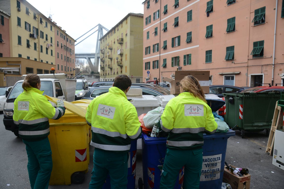 AmiuGenova's tweet photo. Ecco i primi momenti di lavoro nella zona tra #viaporro #viafillak #via30giugno dei nuovi addetti #Amiu assunti grazie alla Struttura commissariale dell'emergenza @GiovanniToti @ComunediGenova https://t.co/4nJlVjdLGi