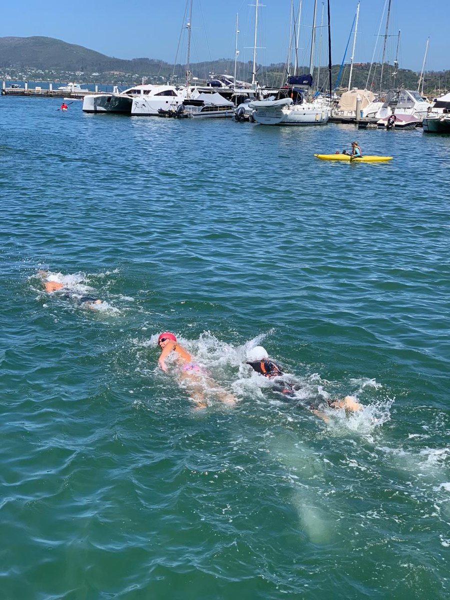 It's an exciting Lagoon Mile Swim with the first 4 swimmers in a group!