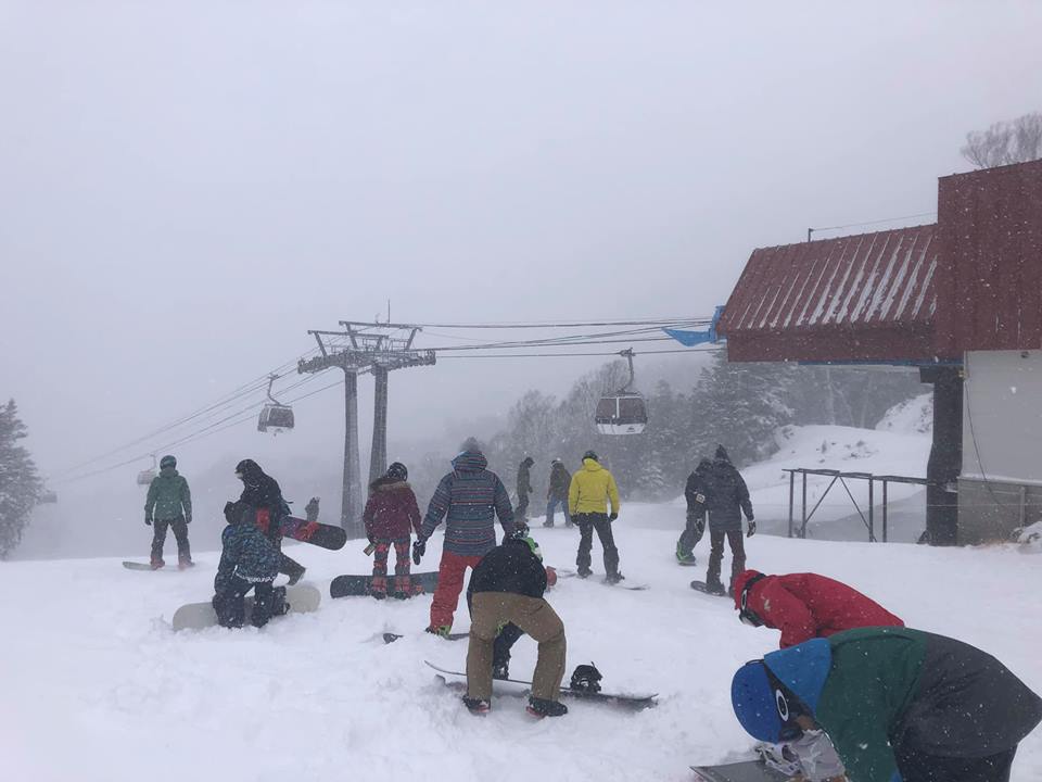marunumakogen's tweet photo. 祝㊗️日光白根山ロープウェイ🚡運行開始しました❗️🎉
昨日からの降雪でゲレンデ各所はパウパウです。山頂駅からのロングランをお楽しみください。
また整備中のキッズパークも仮オープンしました❣️本日は無料でソリ遊びをお楽しみいただいています。スノーエスカレーターも運行中です‼️ https://t.co/Lc0INkDjAJ