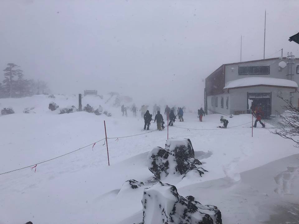 marunumakogen's tweet photo. 祝㊗️日光白根山ロープウェイ🚡運行開始しました❗️🎉
昨日からの降雪でゲレンデ各所はパウパウです。山頂駅からのロングランをお楽しみください。
また整備中のキッズパークも仮オープンしました❣️本日は無料でソリ遊びをお楽しみいただいています。スノーエスカレーターも運行中です‼️ https://t.co/Lc0INkDjAJ