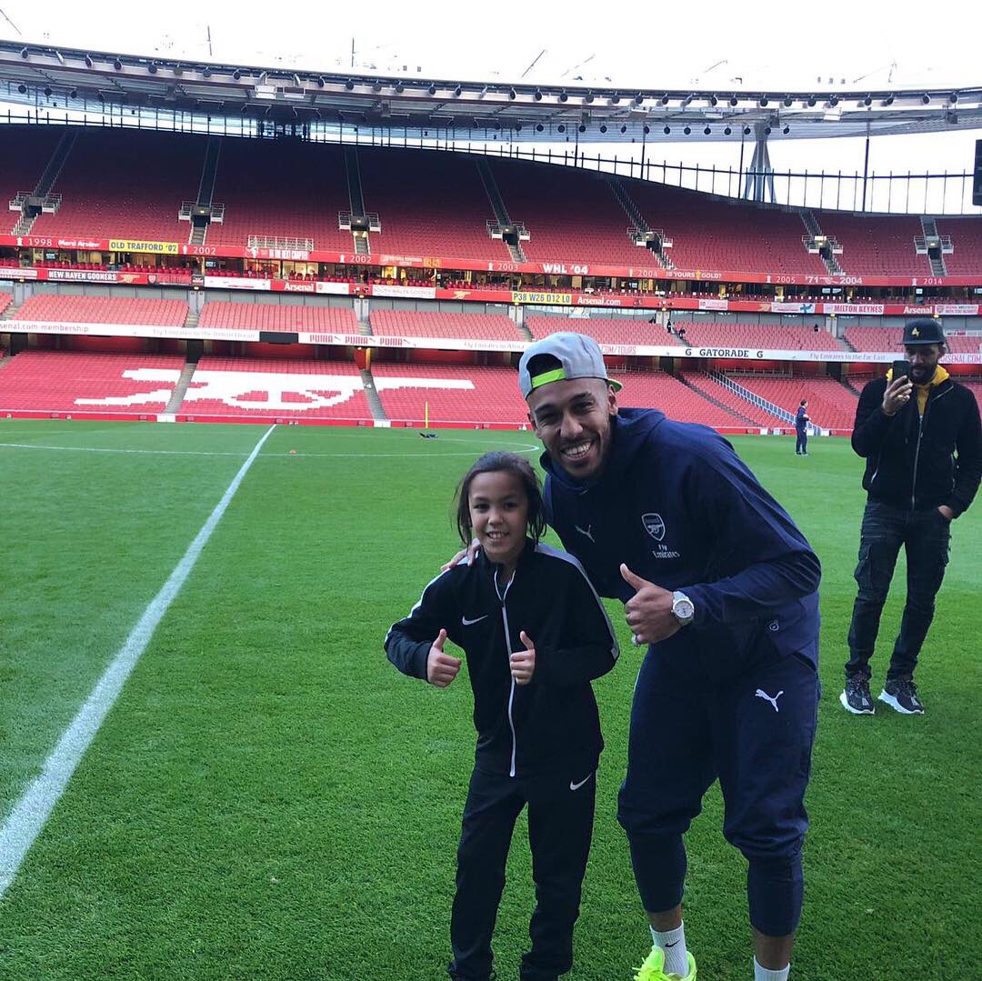 RobertEarnshaw's tweet photo. My little guy Silva didn’t know what the surprise was but only knew his Xmas present was going somewhere for the day &amp; to wrap up warm
@arsenal vs @burnleyofficial was the game &amp; he was so surprised &amp; happy.....
...continued 
#football #futbol #soccer #arsenal #gunners https://t.co/wgOcv70UEf