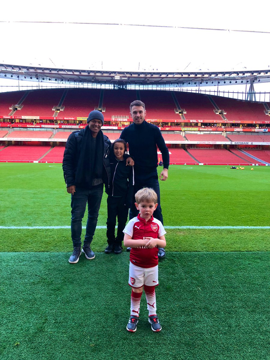 RobertEarnshaw's tweet photo. My little guy Silva didn’t know what the surprise was but only knew his Xmas present was going somewhere for the day &amp; to wrap up warm
@arsenal vs @burnleyofficial was the game &amp; he was so surprised &amp; happy.....
...continued 
#football #futbol #soccer #arsenal #gunners https://t.co/wgOcv70UEf