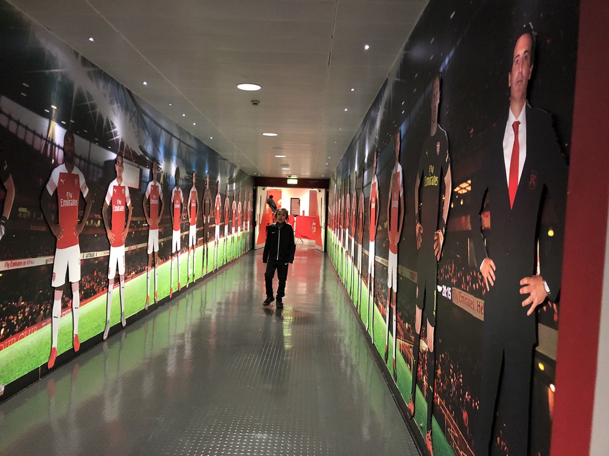 RobertEarnshaw's tweet photo. My little guy Silva didn’t know what the surprise was but only knew his Xmas present was going somewhere for the day &amp; to wrap up warm
@arsenal vs @burnleyofficial was the game &amp; he was so surprised &amp; happy.....
...continued 
#football #futbol #soccer #arsenal #gunners https://t.co/wgOcv70UEf