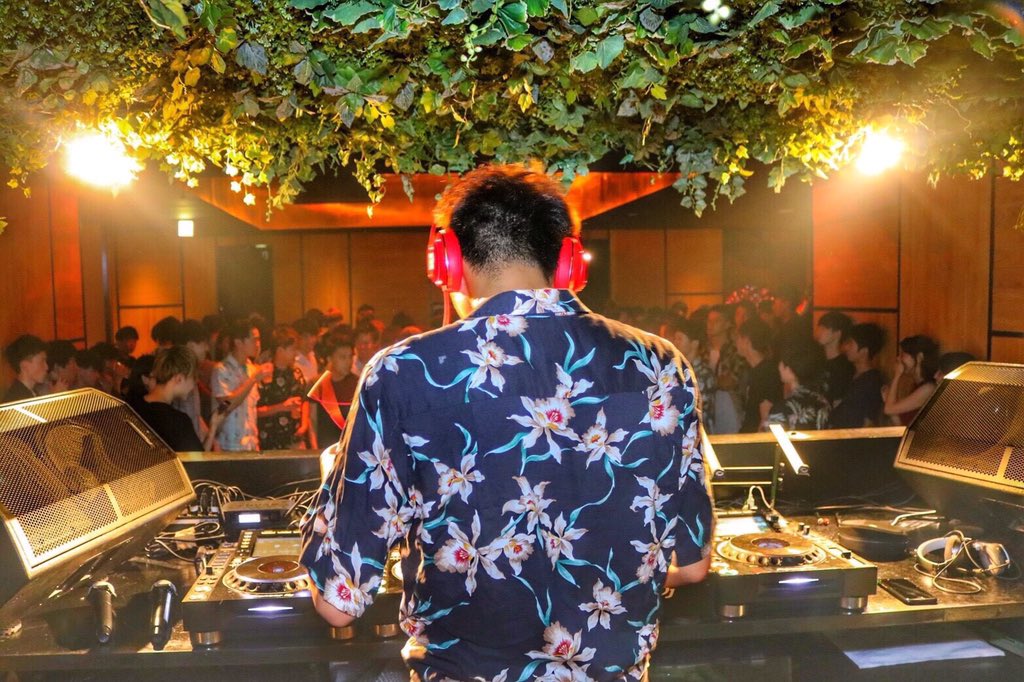 shine_event_est's tweet photo. みなさん2018年はどんな年でしたでしょうか？
Shineもこの1年色々な出来事がありました！🤔

良くも悪くも感慨深く、そして成長し、1年前の自分よりかは輝きを放てるようになってきたのでは！💪

来年もよく飲み🍻よく騒ぎよく踊り
よく狂う1年に！

引き続きShineは皆様に楽しいを提供して行きます！ https://t.co/i5qqWOfsfw