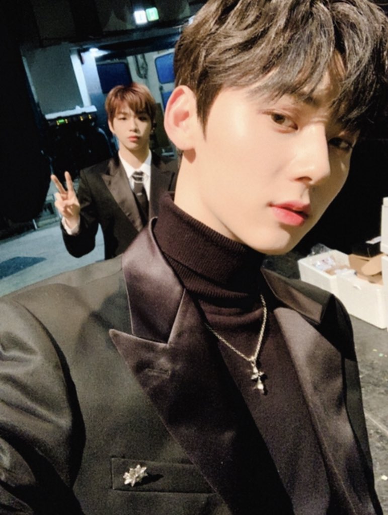 fancafe_w1's tweet photo. 181229 Hwang Minhyun 
#HWANGMINHYUN #황민현

🐶🦊☁️

Eventho he’s my younger brother, he’s so big and dependable.

Eventho he’s my older brother, he’s so small and precious. https://t.co/evi1SRTkeC