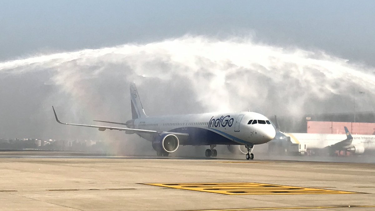 aveonews's tweet photo. Glimpses of IndiGo's first A321neo at Delhi Airport. #AviationDaily #BigBeginnings #321IndiGo https://t.co/G52dDEzXJ5