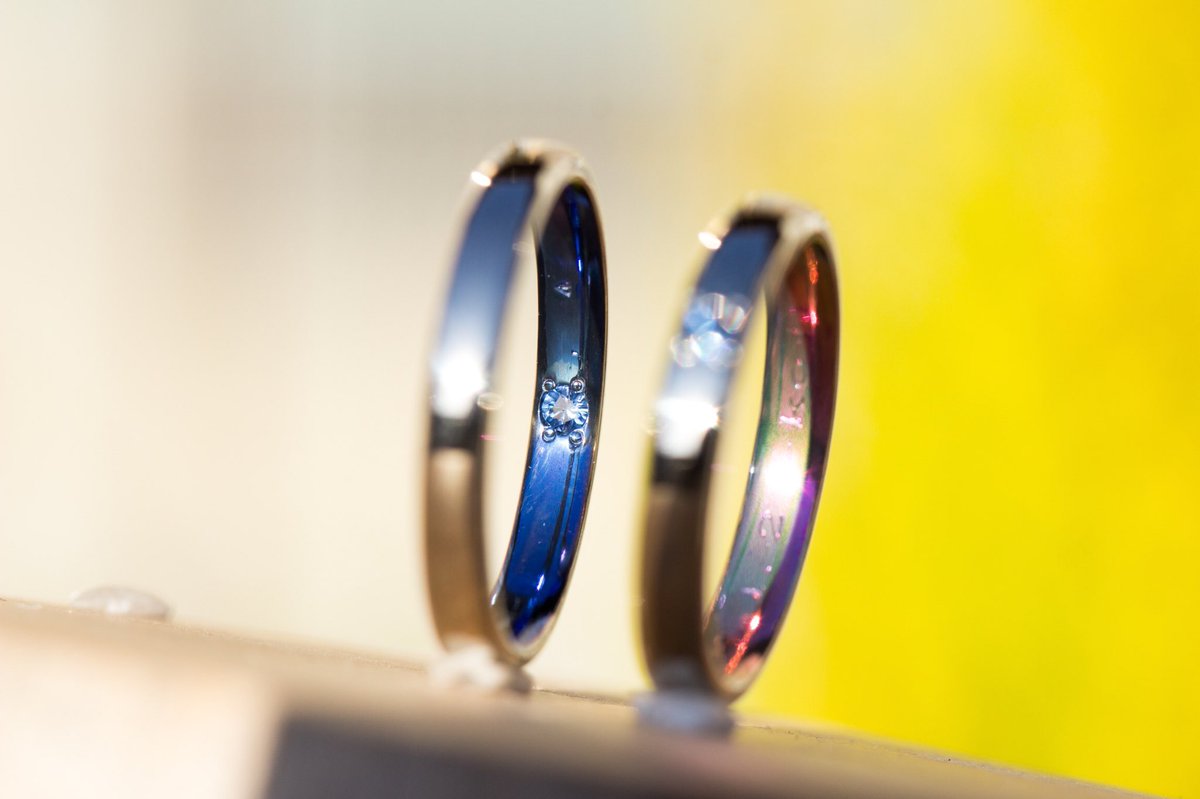 Ten4k 紹介が遅れました オーダーのチタン素材の指輪です ピンクの方は外側 青の方は内側にそれぞれブルーサファイアを石留めしてあります リング幅3mm 甲丸タイプ 鏡面仕上げです 次の投稿は室内撮影の写真です チタン 指輪 レアメタル