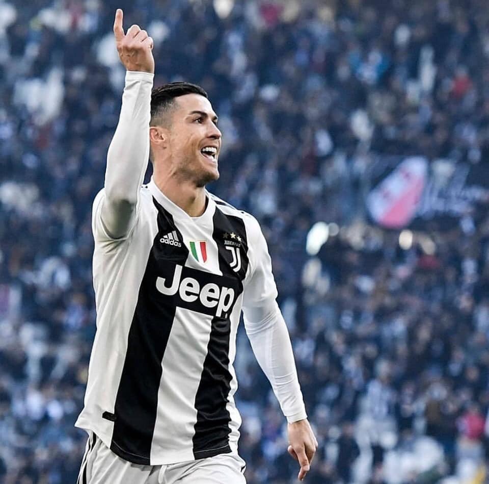 Chiudiamo il 2018 con un'importante vittoria!
Decide @Cristiano con un'altra doppietta! ✨😍
Nel finale rischiamo e il Var ci dà ragione...solite inutili polemiche di chi non sa perdere! 🤦🏻♂️
Ci rivediamo nel nuovo anno per altri incredibili successi! #JuveSamp #FinoAllaFine ⚪️⚫️