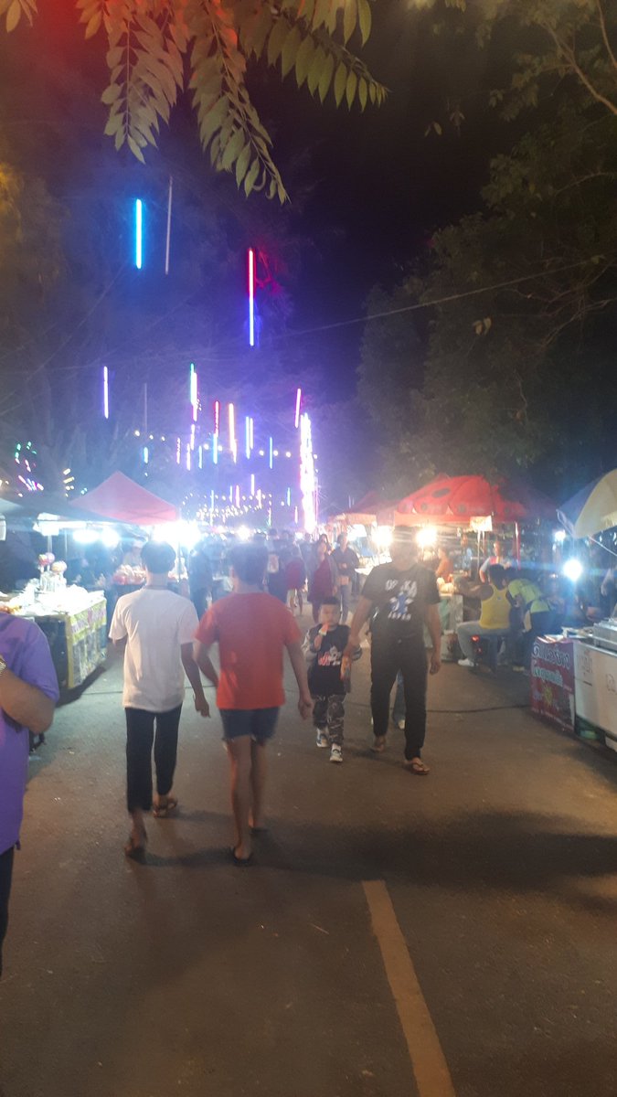 บรรยากาศงานวัด จะผ่านมาไม่รู้กี่ปี
ก็ยังมีเสน่ห์เหมือนเดิม..