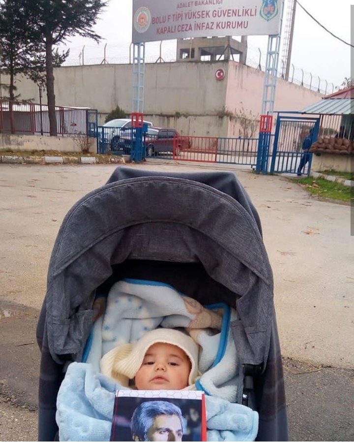 bii_lale's tweet photo. Büyüyünce bugünleri unutma bebeğim. İnsanların fikirleri ile suçlandığı, masum binlerce insandan çaldıkları her saat ve dakikayı, hükümdarların hükümdarlıkları için halka yalvardığı ama yine de eşsiz zulümler işlediği bugünleri unutma.
ZULMÜN KARA GÜNLERİNİ YAZ BELLEĞİNE.! https://t.co/EcmZVU22JI