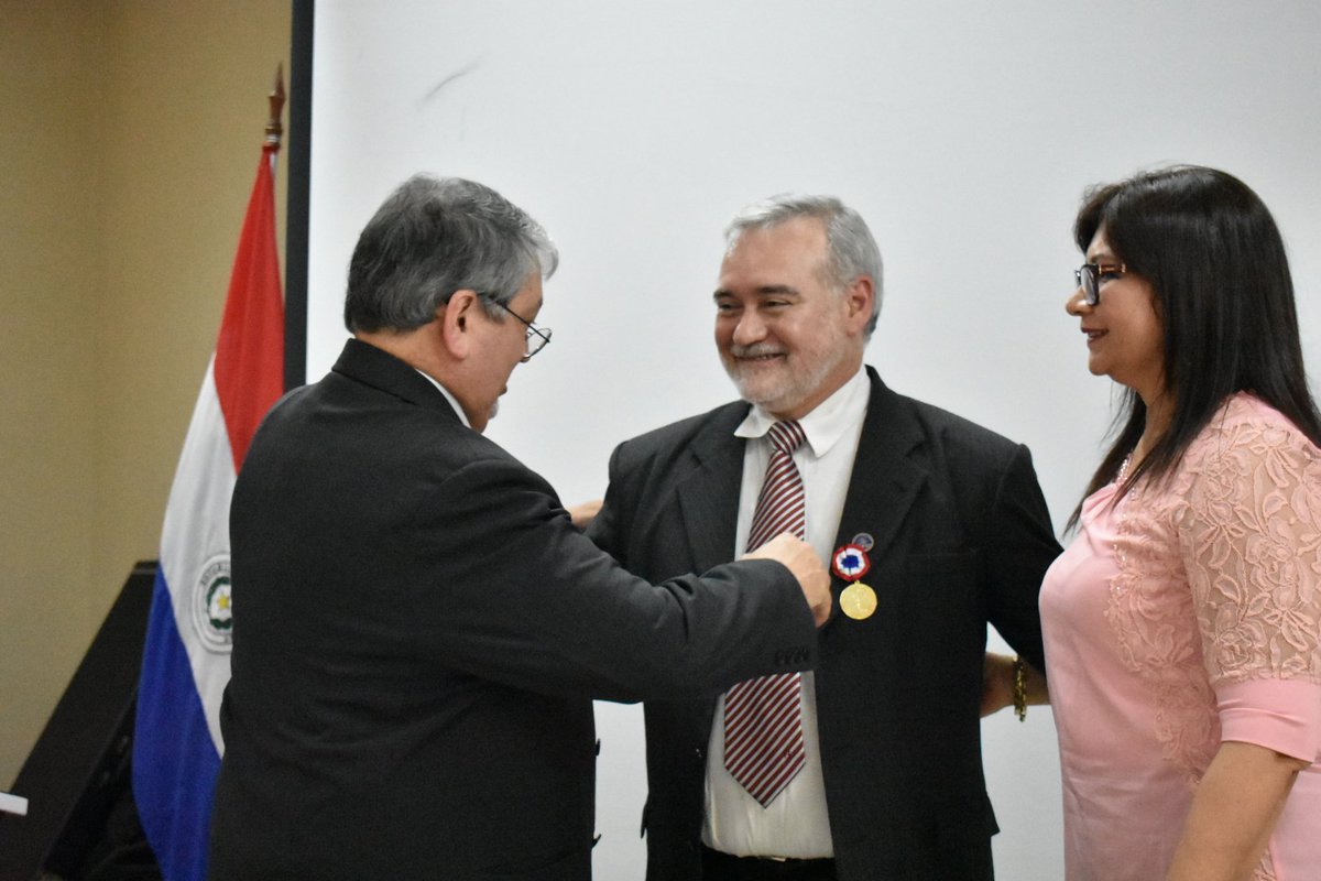 fcmunca's tweet photo. El Decano saliente, Dr. Carlos Cano, recibe la primera medalla de Hipocrates, galardón instituido para las personas destacadas en la gestión universitaria, la ciencia, academia y extensión. https://t.co/romGyGcECu