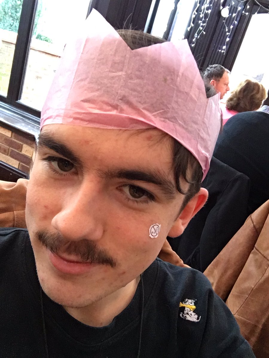 DeclanMcKenna's tweet photo. this photo is curse if dont rt soething bad wil hapens https://t.co/syA75k13IX