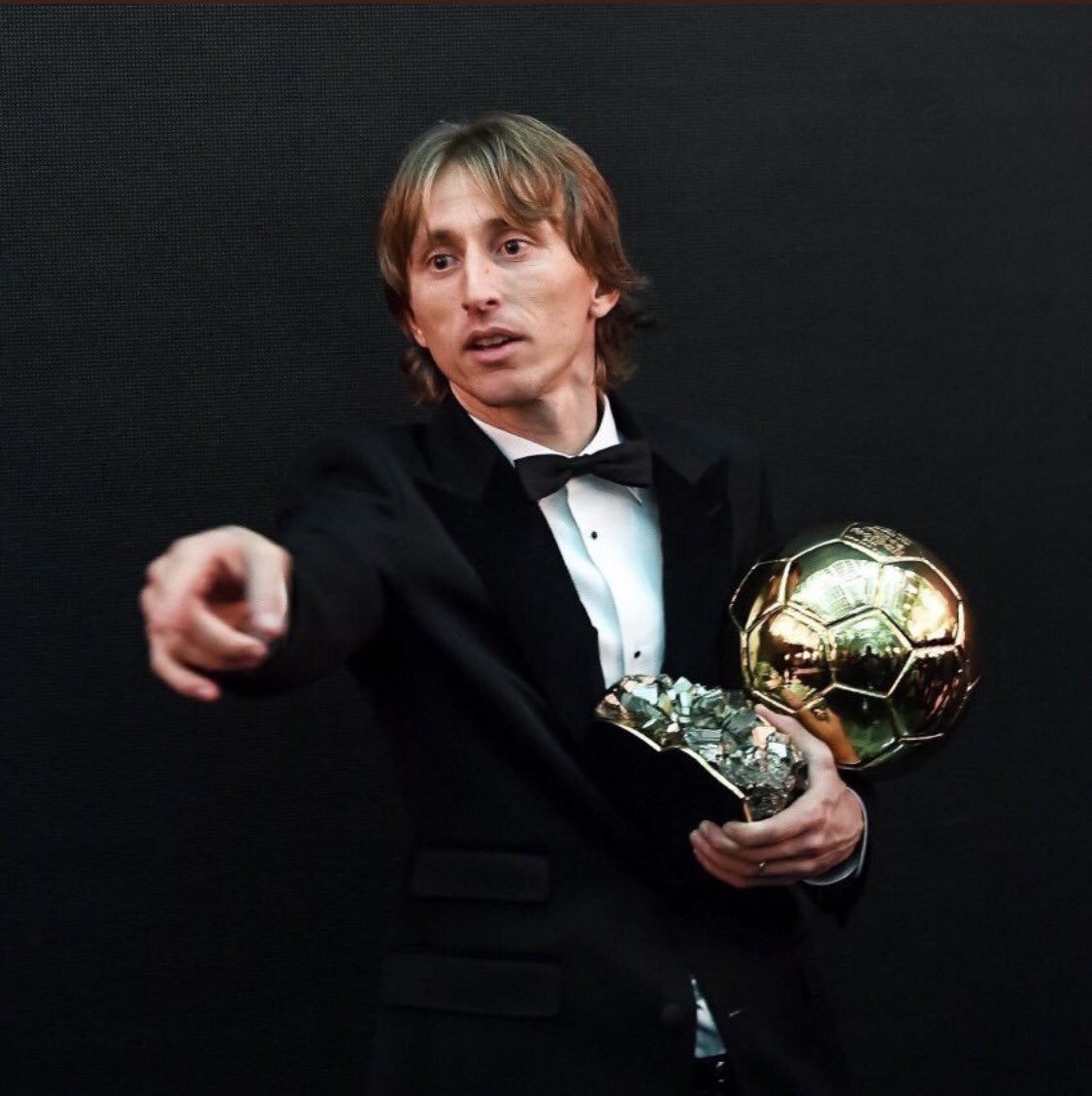 Модрич получил мяч. Модрич получил мяч. Luka modric 2018. Модрич золотой мяч 2018. Модрич получил мяч.