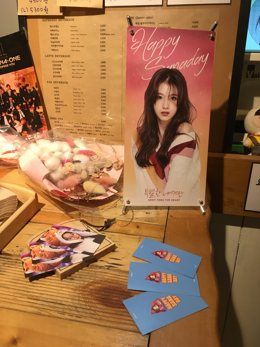 j74770587's tweet photo. @shashane1229 #HappySANAday 대관상영 후 스텔라에 다녀왔습니다 예쁜 사진들과 함께 있는 귀여운 데코가 기억에 남네요 ㅋㅋ
사나야 생일 축하해🎂 https://t.co/q88d5fDOor