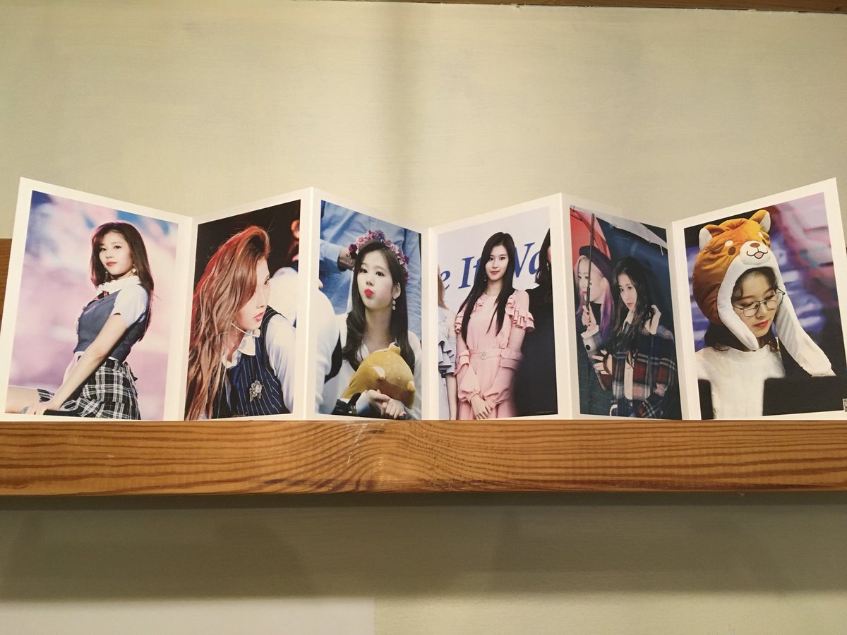 j74770587's tweet photo. @shashane1229 #HappySANAday 대관상영 후 스텔라에 다녀왔습니다 예쁜 사진들과 함께 있는 귀여운 데코가 기억에 남네요 ㅋㅋ
사나야 생일 축하해🎂 https://t.co/q88d5fDOor