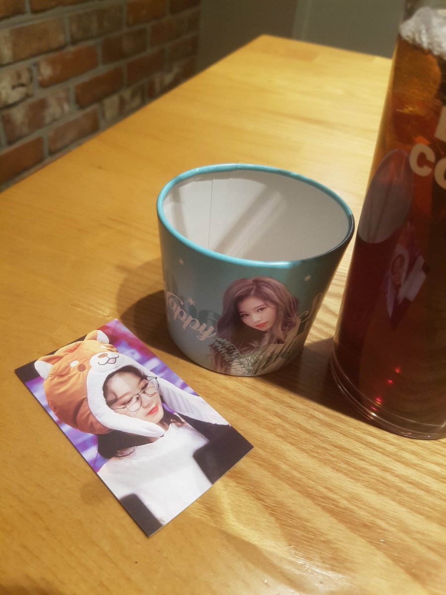 moguridahae's tweet photo. @shashane1229 #HappySANAday 
이디야 올공점 다녀왔어요 멋진 기획 감사드립니당.. 그리고 사나야 오늘이 가기 전에 한번 더 생일 축하해!! 브이앱 고마워요 ㅎㅎ https://t.co/10wfvkDRTd