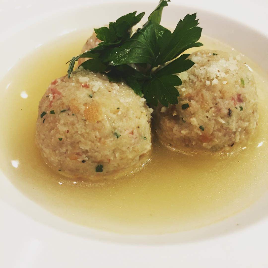 Chef_RM's tweet image. *Canederli “ bread ball with sausage” with chicken stock* 

#robertomaurizio #santambroeus #italianchef #greatitalianchefs #foodporn #palmbeach #foodblogger #foodbloggeritaliani #tirolo #followme #soup #canederlii @Sant_Ambroeus @larryklinemeats