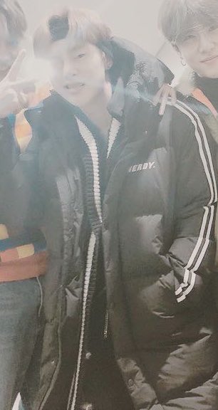 ko34mu's tweet photo. 뒤에 후광 보여? 권현빈 실물짤 ㅇㅇ https://t.co/xkIsosYPYU