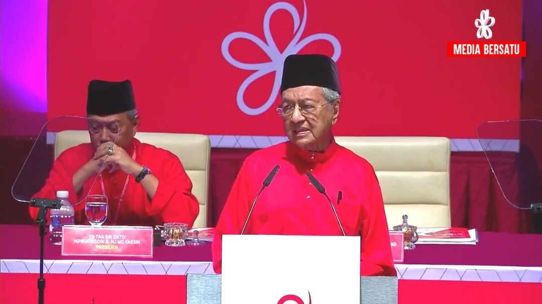 'Pemimpin UMNO yang menyertai Bersatu tidak boleh pegang sebarang jawatan parti sehingga PRU15. Ujian keikhlasan tidak boleh dipercepat' - Tun Dr Mahathir, Perhimpunan Agung PPBM Malaysia, 29 Disember 2018, PICC Putrajaya.

#PAT2018 #PATBersatu2018