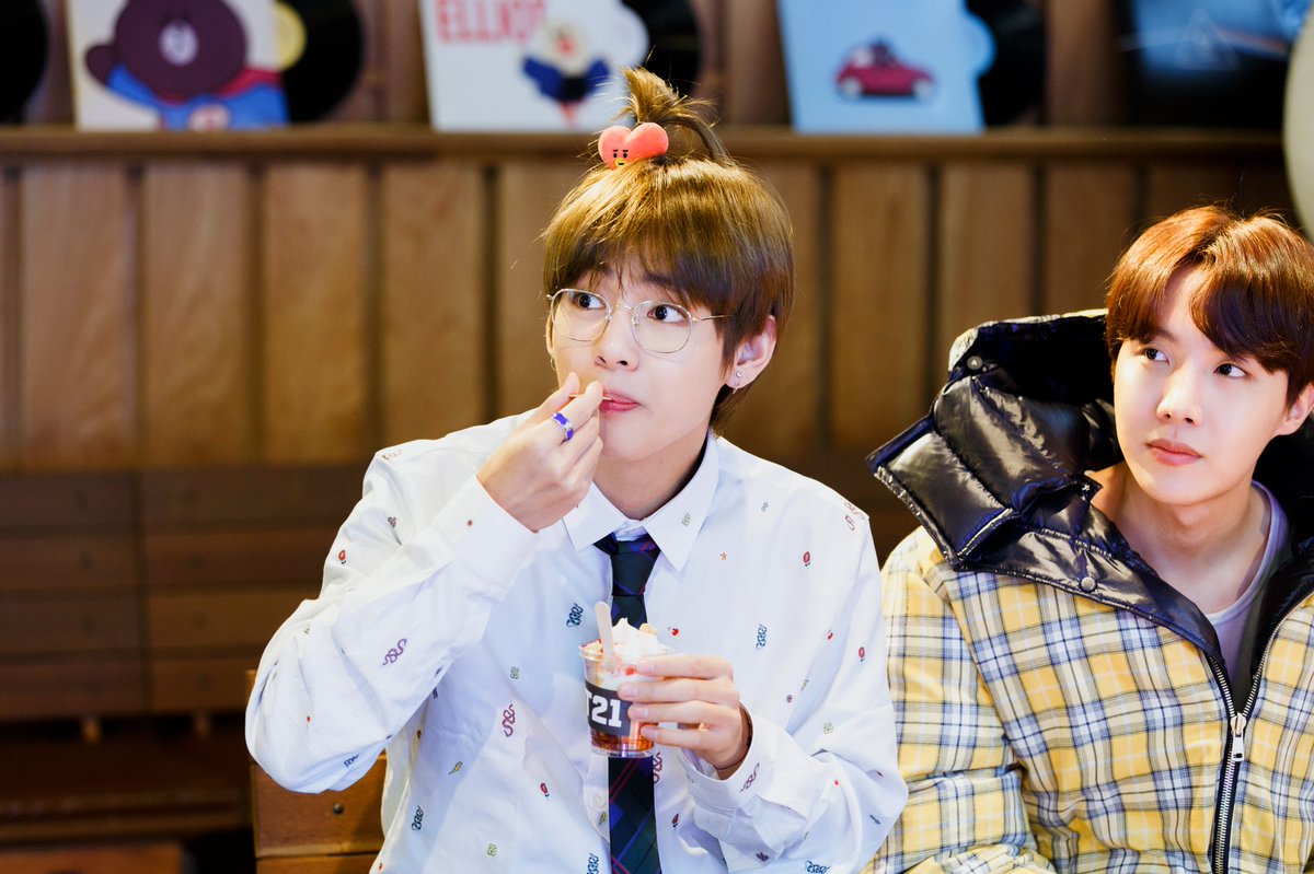 SaSbrna's tweet photo. Happy kim Taehyung Days ๐๐๐๐๐
My tetet Day ๐๐๐ฏ
#wepurpleyou #tetetday #vdays๐
#SingulariTaeDay
#TaehyungMayYouShineBright
#OurMultiTalentedTaehyung
#WE_PURPLE_V
#HAPPY_VIRTHDAY
#ํํ์_์ด์ ๋ณด๋ค์ค๋๋_๋ณด๋ผํด
#๊ฒจ์ธ์ํ์ด๋_์ฐ๋ฆฌ์๋ด_ํํ https://t.co/Lb7eXjpkrM