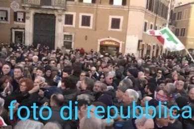 GhitaIacono's tweet photo. #PD a piazza #montecitorio secondo #Repubblica (cioè secondo il PD) e la foto dalla finestra.
Praticamente i parlamentari del PD più qualche vecchietto che tiene aperte le sedi per giocare a carte...

#ManovraDelPopolo

Trova le differenze: https://t.co/1F9ucSLk5c