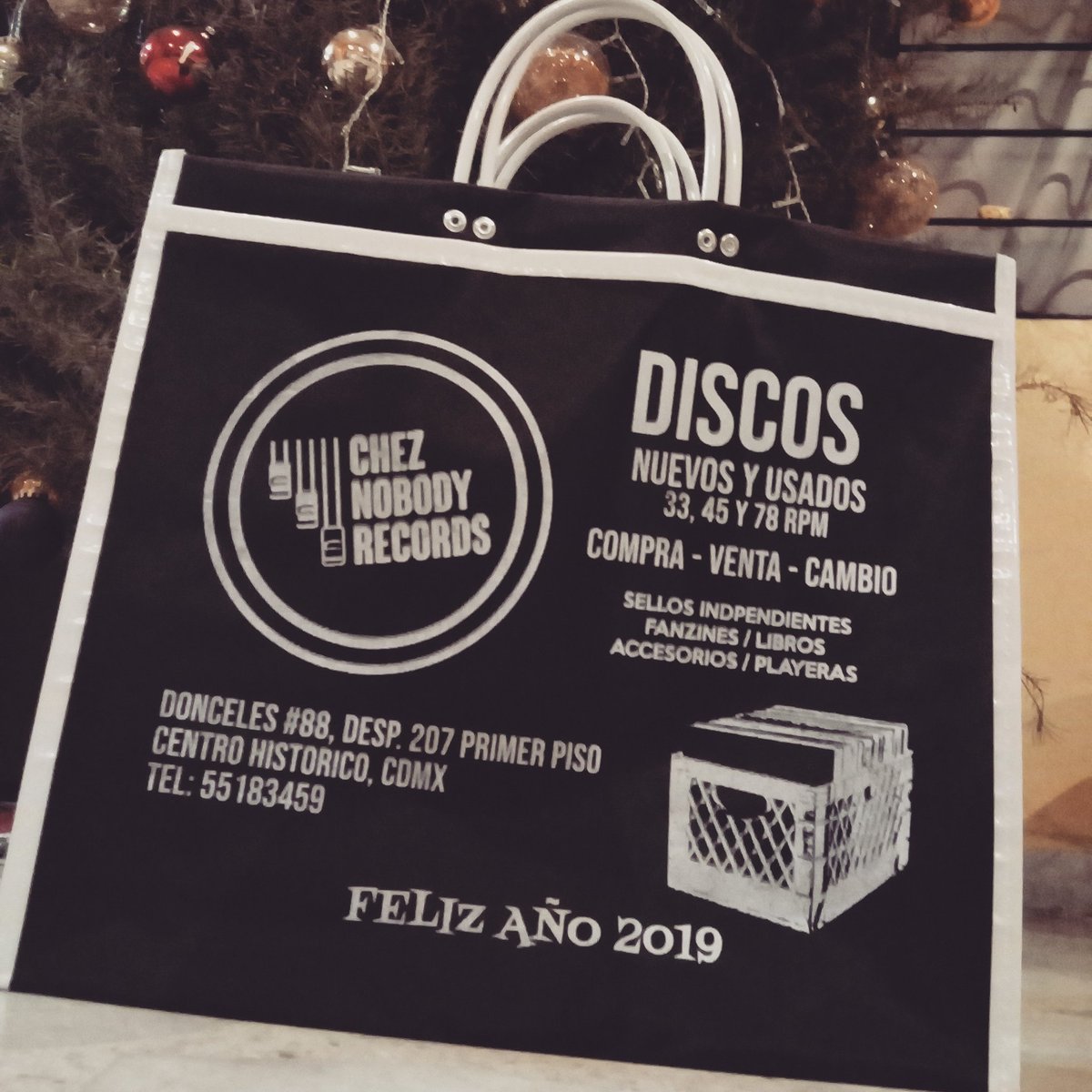 Por andar jugándole al emprendedor nosotros no tendremos aguinaldo otro año pero a ustedes si les toca recibir en la tienda.
Ésta tarde bolsas de mandado de Chez Nobody Records GRATIS en cada compra.

Serás la envidia de todos en la cola de las tortillas...