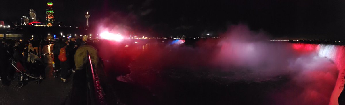 TheRedTech's tweet photo. Stopped with @itsmeesarahpg in #niagaraFalls (of course the Canadian side) on our way home. It was wet. https://t.co/6vWRhLoGpj