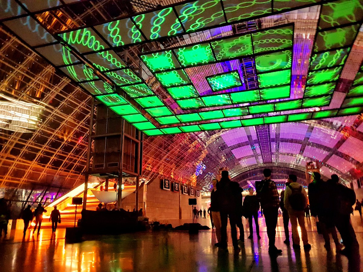 Entrance hall. #35c3 #ccc #ccl #leipzig #hacker #congress <a href="/ccc/">CCC Events</a> <a href="/leipzigermesse/">Leipziger Messe</a> (CC BY-SA 2.0)