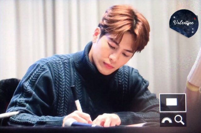 Valentine_852's tweet photo. 181229 고양 팬사인회
정말 수고했어요 힘들죠 ㅜㅜ
괜찮아요 할수있죠 ㅜㅜ
#잭슨 #JacksonWang #Jackson #王嘉尔 #TheGeneration2 #Papillion #OKAY #DawnOfUs #FendiMan #DifferentGame https://t.co/CdEY6CXjFi