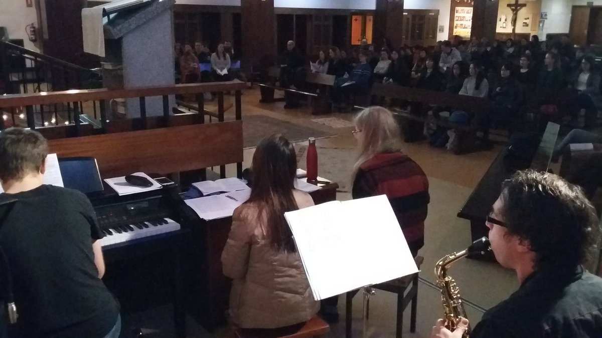 Primera oración y grupos de Taizé en nuestra parroquia. Ahora, camino de la catedral, a tomar algo caliente... Y mañana, algunos peregrinos compartirán con nosotros las misas de 11:30 y, sobre todo, 12:30. ¡Acerquémonos a compartir la alegría y la fraternidad que nacen de la fe!