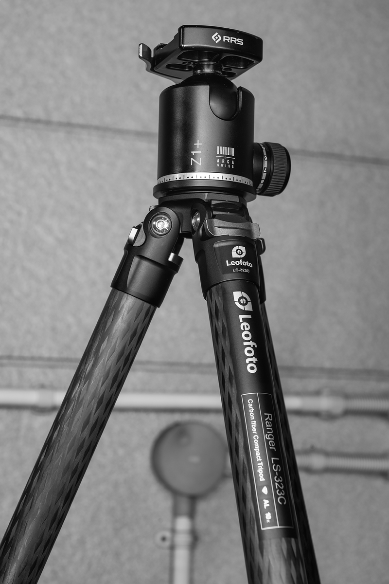 __y__m_d__'s tweet photo. 三脚を買いました
わずか1.42kgで耐荷重20kg、三段でねじれにも強く一番細い足も剛性が高い。おまけに185cmの私にピッタリアイレベルで3万円を切る。
これほどまでに素晴らしい三脚がこれまでにあったであろうかいやない(反語)
#Leofoto #LS323C https://t.co/1vb0Txa7V8