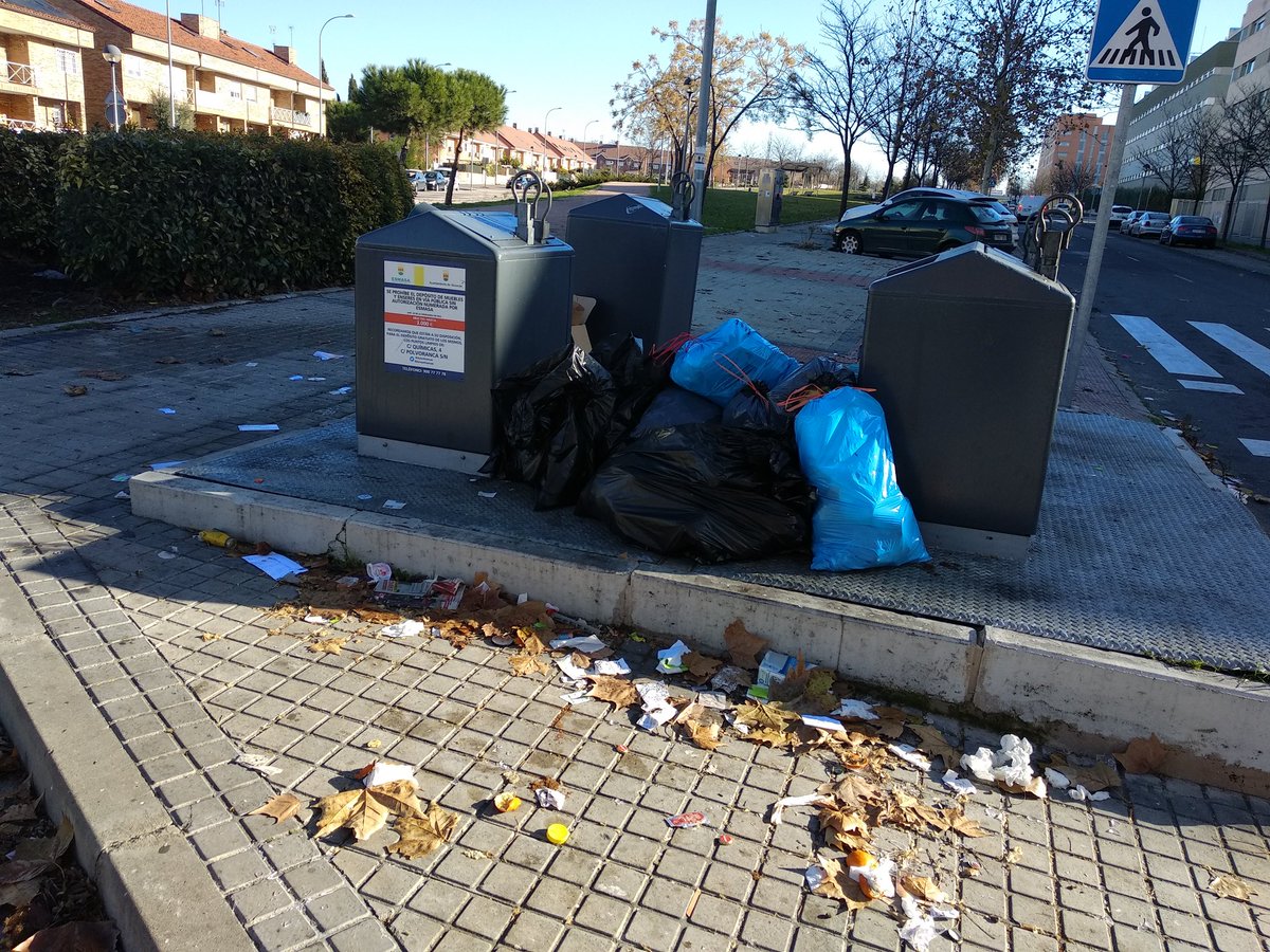 Hola @AytoAlcorcon ¿Cuando viene @GrupoTragsa? Porque #Alcorcón es #Alcorcónsucio.
Contenedor basura lleno❌
Contenedor cartón vacío pero mal colocado❌
Estado de la isla sucio❌ @baquerator
@Hardcorcon
