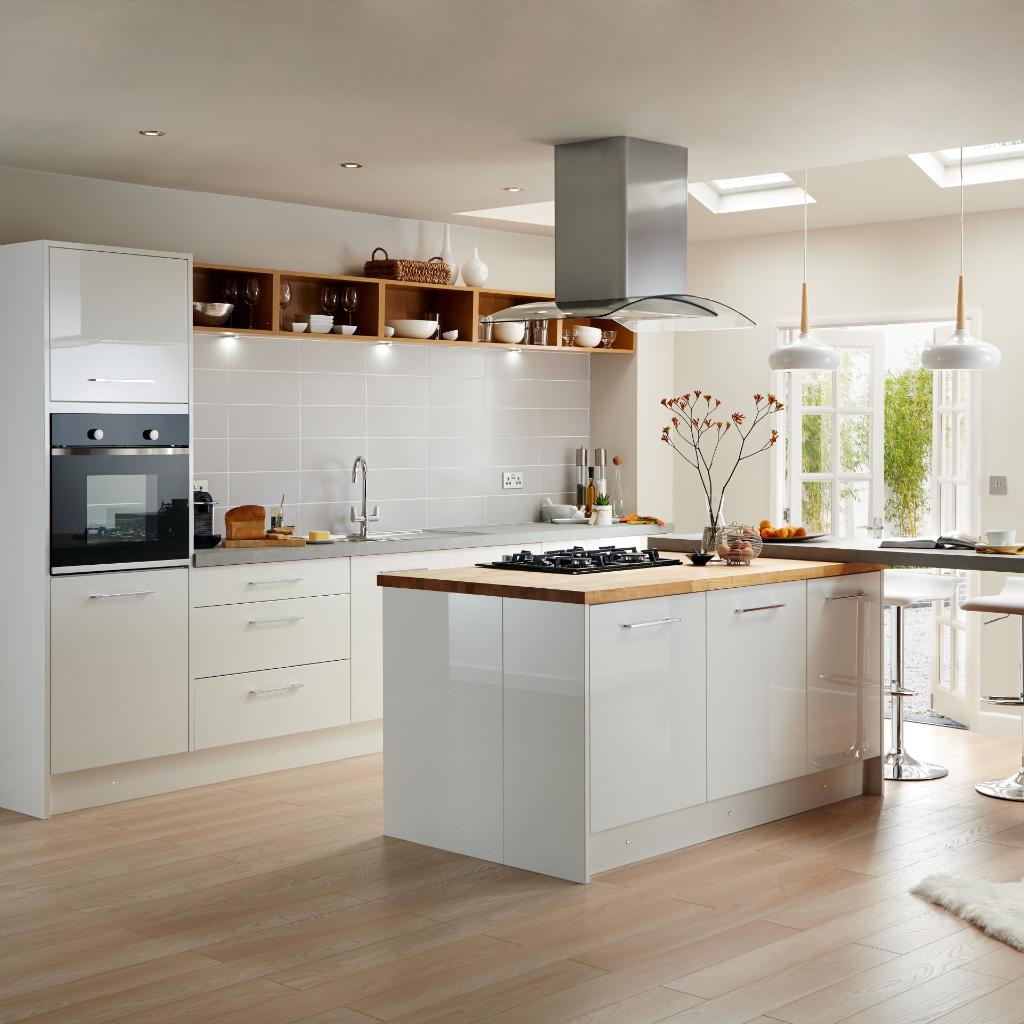 BandQ's tweet image. Adding open shelving to your kitchen will show off your prettiest crockery. spr.ly/6013EJtgX