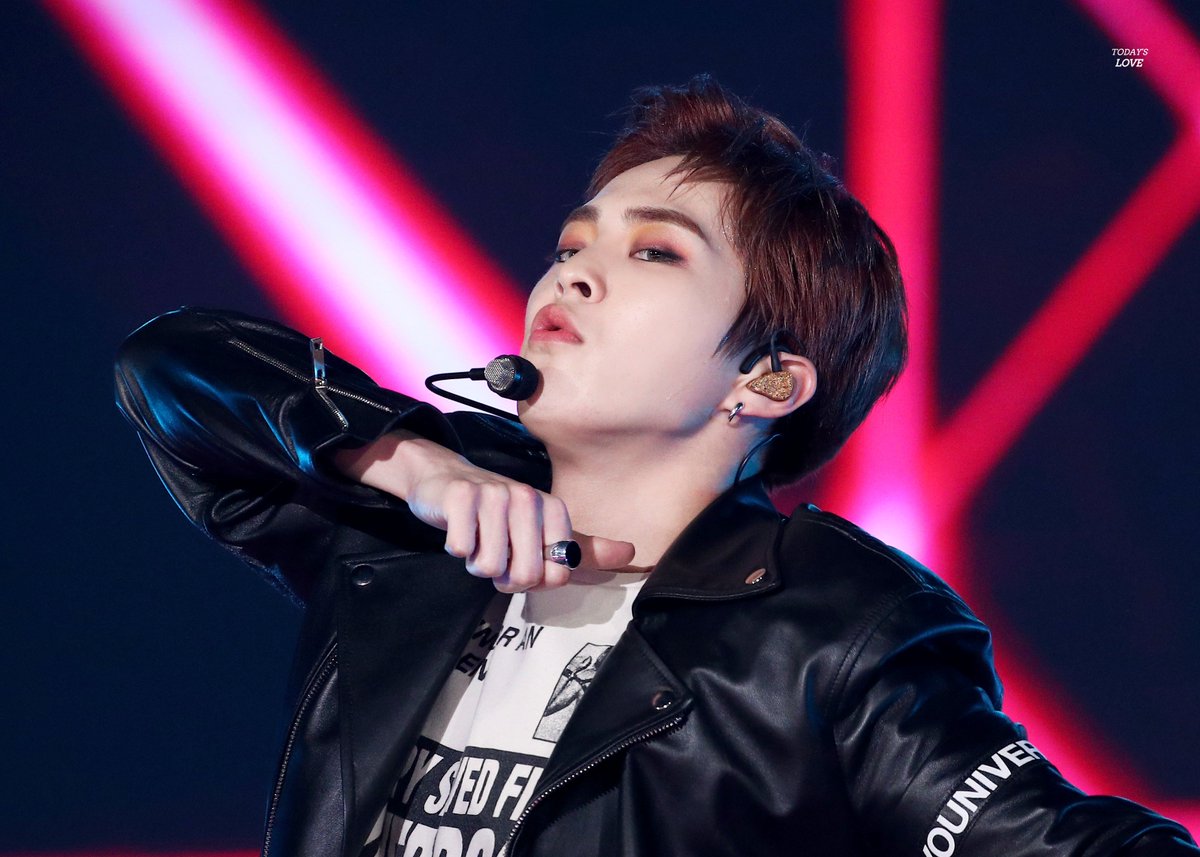 TODAY_s_LOVE's tweet photo. 181225 가요대전 #XIUMIN #시우민 #EXO @weareoneEXO 

가로 안가져오면 너모 섭섭해,, 오빠 팔 다 보여죠야해,,,

[HQ]
https://t.co/zoBOfGedLP
https://t.co/1sHE6I617J
https://t.co/RZ6vPn9lSU
https://t.co/PExVAfId0h https://t.co/yw6lQgDpRF