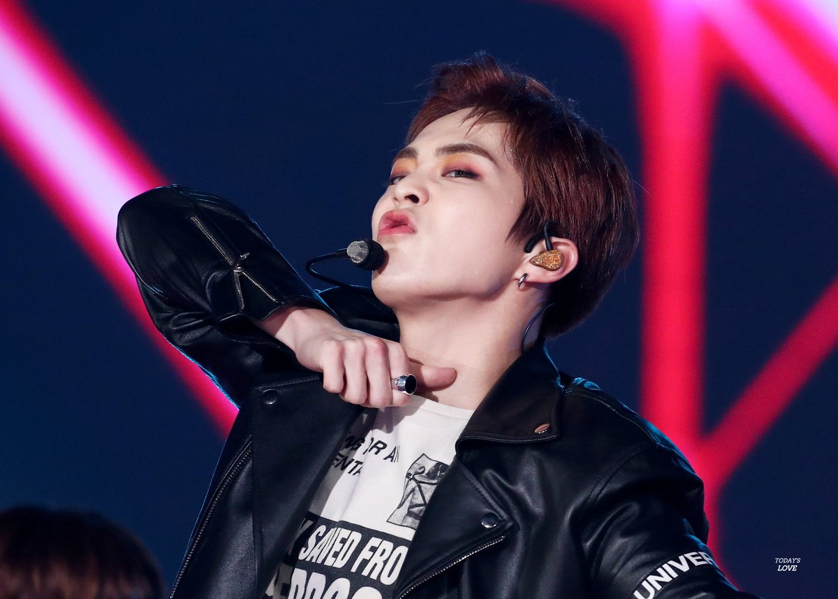 TODAY_s_LOVE's tweet photo. 181225 가요대전 #XIUMIN #시우민 #EXO @weareoneEXO 

가로 안가져오면 너모 섭섭해,, 오빠 팔 다 보여죠야해,,,

[HQ]
https://t.co/zoBOfGedLP
https://t.co/1sHE6I617J
https://t.co/RZ6vPn9lSU
https://t.co/PExVAfId0h https://t.co/yw6lQgDpRF