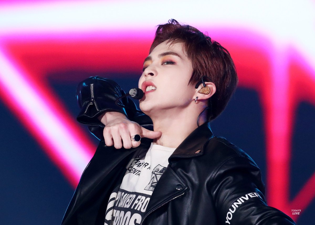 TODAY_s_LOVE's tweet photo. 181225 가요대전 #XIUMIN #시우민 #EXO @weareoneEXO 

가로 안가져오면 너모 섭섭해,, 오빠 팔 다 보여죠야해,,,

[HQ]
https://t.co/zoBOfGedLP
https://t.co/1sHE6I617J
https://t.co/RZ6vPn9lSU
https://t.co/PExVAfId0h https://t.co/yw6lQgDpRF