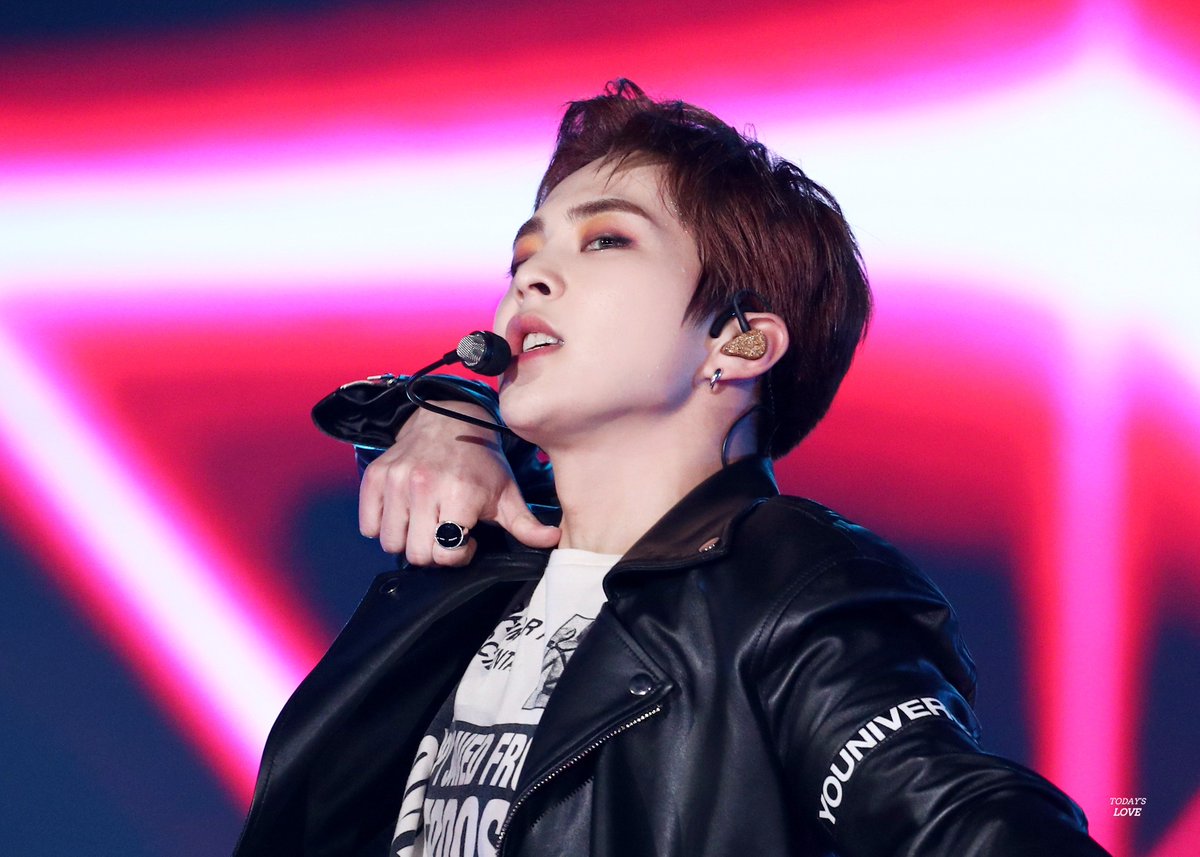 TODAY_s_LOVE's tweet photo. 181225 가요대전 #XIUMIN #시우민 #EXO @weareoneEXO 

가로 안가져오면 너모 섭섭해,, 오빠 팔 다 보여죠야해,,,

[HQ]
https://t.co/zoBOfGedLP
https://t.co/1sHE6I617J
https://t.co/RZ6vPn9lSU
https://t.co/PExVAfId0h https://t.co/yw6lQgDpRF